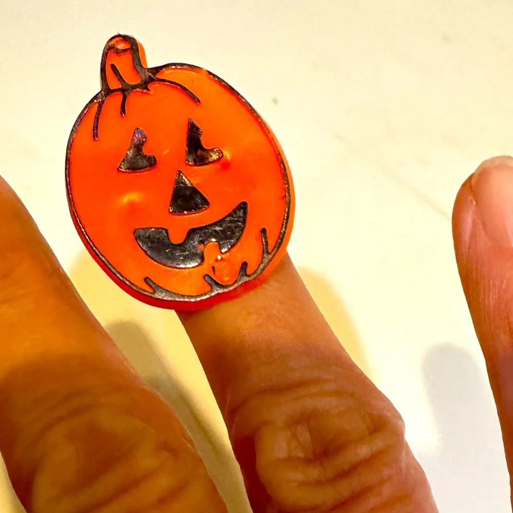 VTG PUMPKIN JACK O LANTERN CHILDRENS KIDS HALLOWEEN TRICK OR TREAT RING PLASTIC